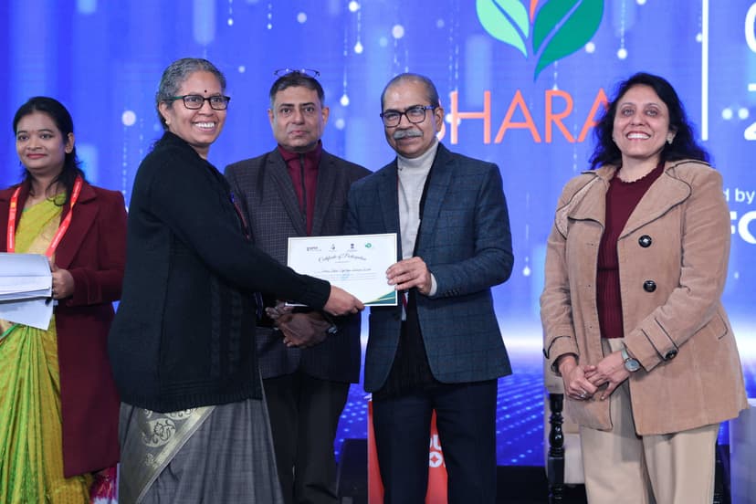 Our CEO receiving the certificate from APEDA Secretary Dr Sudanshu